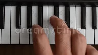 钢琴家弹钢琴